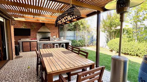 Casa En Venta De 6 Dorm. En El Huinganal