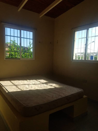 Imagen 8 de 12 de Casa De 2 Niveles- Los Robles