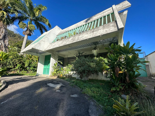Vendo Casa De Oportunidad Ubicada En La Calle El Estanque, Country Club Caracas Municipio Libertador, Con Área 1180m2 T. 700m2 C.