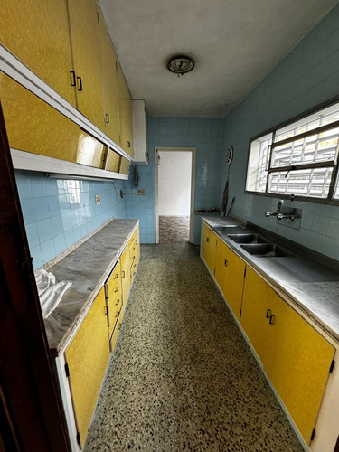 Venta Casa 4 Dormitorios 3 Baños 2 Cocheras - Gran Oportunidad Inversores Altura Permitida 13,5mts - Pocitos Nuevo