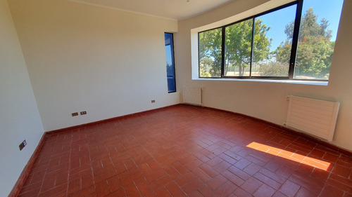 Veridika Vende Amplia Casa En Condominio.