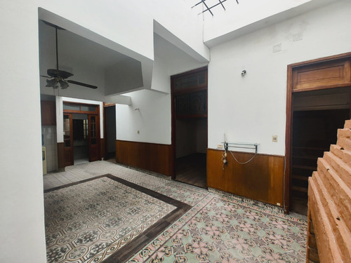 Casa En Venta De 3 Dormitorios C/ Cochera Y Azotea Una Cuadra De Montevideo Shopping