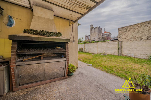 Casa 6 Ambientes En Venta. Banfield Con Pileta