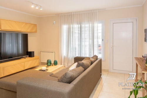 Venta Dúplex 2 Dormitorios Grand Bourg Con Cochera