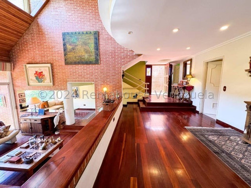 En Venta Extraordinario Townhouse Con Diseño Super Exclusivo Con Hall De Acceso, Cocina Remodelada Pantry, Terrazas Y Jacuzzi, Cuenta Con Arboles Frutales Vi Mls #25-1037