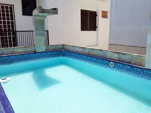 Imagem 22 de 26 de Sobresposta Baixa Com 4 Dorm, Sendo 3 Suítes, Piscina, Churrasqueira E Garagem Coberta. Ambientes Arejados E Bem Iluminados, Acesso Fácil Ao Centro Da Cidade. - Hm2862