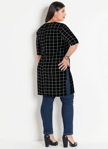 Imagem 5 de 8 de Blusa Feminina Plus Size Alongada Preta Xadrez Grid C/ Fenda