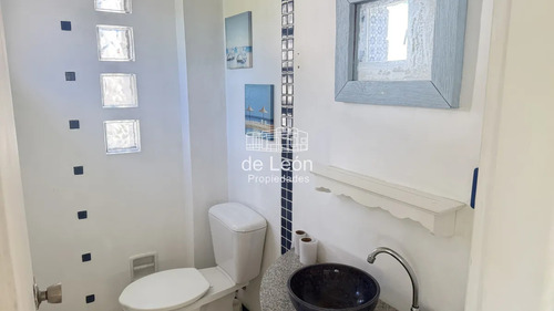 Casa Bien Ubicada Con Vistas Al Mar, Piscina Y Amplio Espacio Exterior