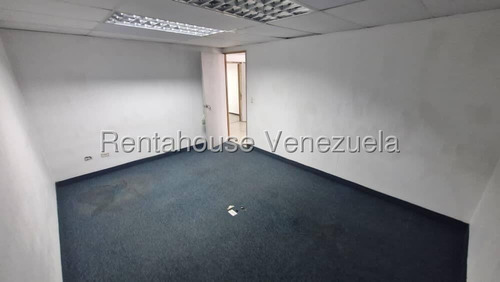 En Alquiler Excelente Oficina Ideal Y Funcional En La Urbina