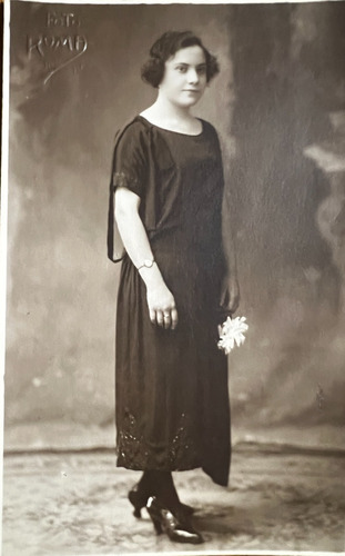 Foto Antigua Mujer Parada 1924