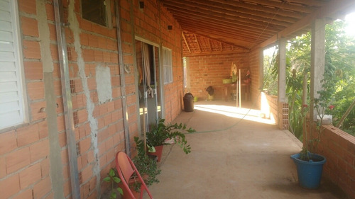 Chácara De 2 Dormitórios Cozinha E Banheiro