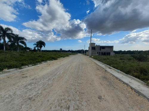 Solares Con Titulo Deslindados En Residencial Con Garita De Seguridad.