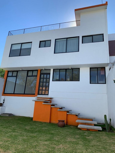 Se Renta Hermosa Casa Con Vista Panorámica Localizada En Acueducto De Xalpa En Vista Del Valle Con 450 Mts. De Construcción, Distribuidos 3 Niveles Con Excelente Luz Natural Y Acabados De Lujo.