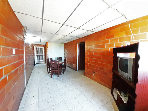 04r Apartamento En Venta En Conjunto Residencial Juan Crisostomo Falcon 3er Piso Coro 24-11729