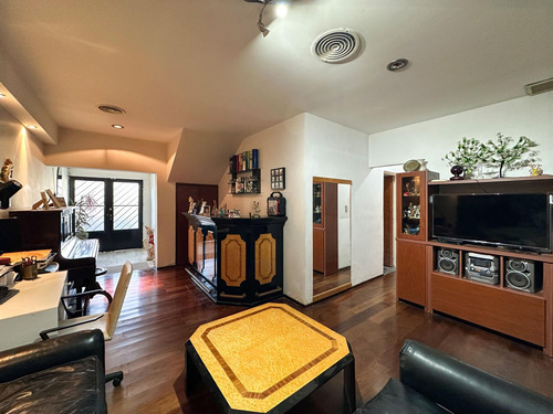 Casa Con Departamento Independiente Jardín Y Pileta