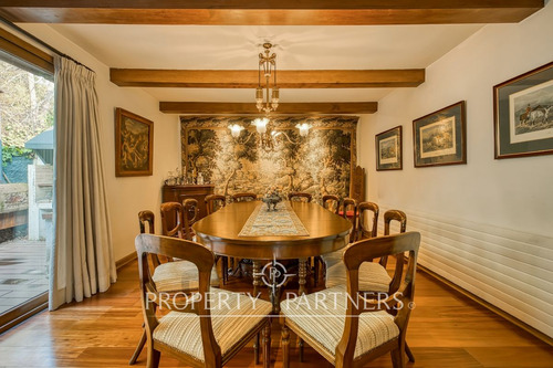Casa Chilena En Sector Residencial, Cercana A Cole...