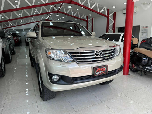 Imagen 2 de 13 de Toyota Fortuner Sr