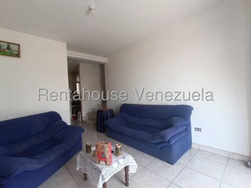 Apartamento En Venta De Dos Niveles A Remodelar A Su Gusto En Zona Norte De Maracay Urb Andrés Bello Invierte Seguro Nela 25-16098
