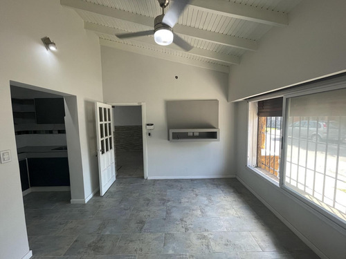 Casa En Venta - 2 Dormitorios 2 Baños - 206mts2 - Tolosa