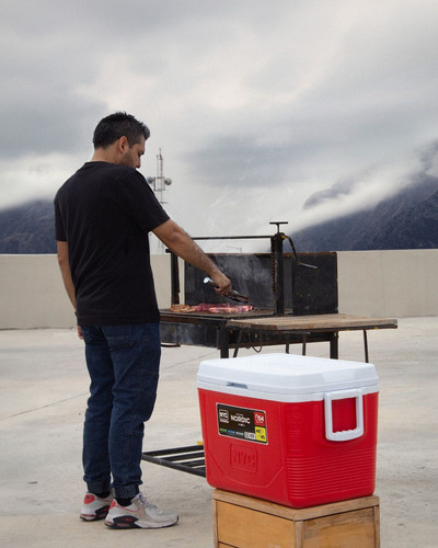 Hielera Gran Capacidad De Enfriamiento 54 Latas 45 Litros Color Color Al Azar