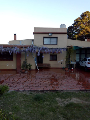 Casa Quinta,dormitorios3,baños2,linv.comedor, Cocina, Quincho Con Lavadero,parrila,placard Y P/2 Autos, Parque Con Plantas Y Pileta De Fibra Con Reborde De Piso Refractario