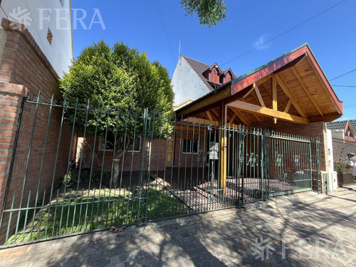 Venta De Casa De 3 Ambientes Con Cochera Y Piscina En Wilde