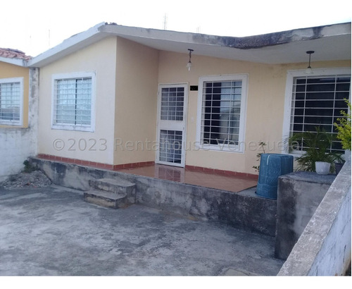 Rafael Gamarra Vende Casa En Urbanismo Privado Al Norte De La Ciudad De Barquisimeto. Totalmente Remodelada Y Ampliada. Cuenta Con 3 Habitaciones Y 2 Baños. Cocina Amplia. Tanque 5000 Lts.