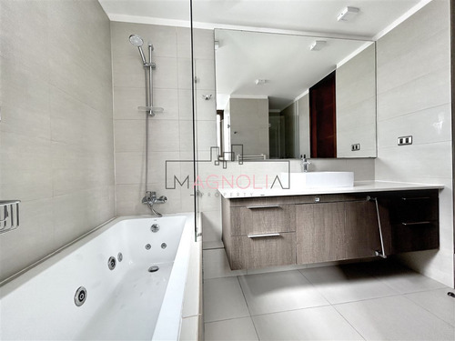 Casa En Venta De 6 Dorm. En Lo Barnechea
