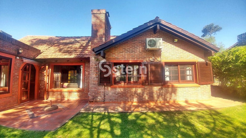 Imagen 25 de 28 de Hermosa Casa En Zona Residencial Cerca De Colegios. 3 Dormitorios. 2 Baños.