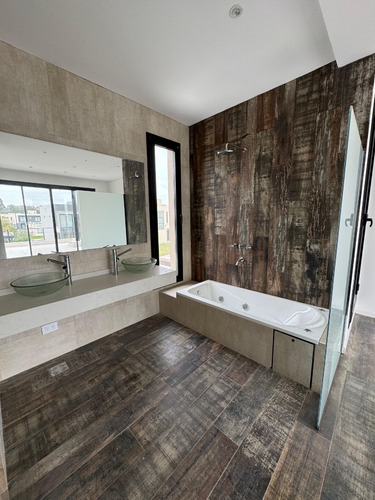 Casa 5 Ambientes En Venta. Lagos De Canning 1