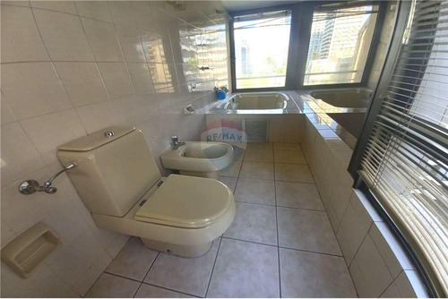 Amplios Espacios Para Remodelar !!!