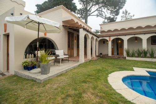 Venta Casa 4 Dormitorios Con Jardín Y Piscina En Punta Del Este