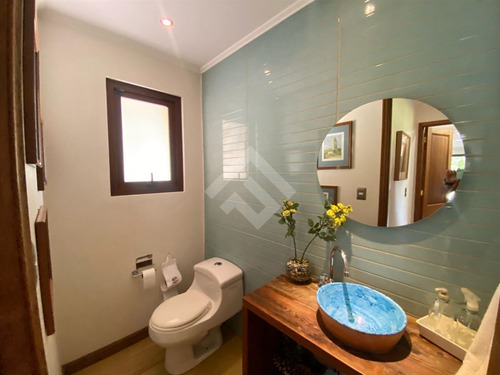 Casa En Venta De 5 Dorm + Estar Y Subt. En Las Brisas Co