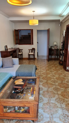 Excelente Chalet En Dos Plantas, Cinco Ambientes Sobre Lote De 8,66 X 30,65m.