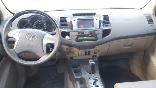 Imagen 6 de 15 de Toyota Sw4 3.0 T Diesel 4x4 At 3 Filas De Asientos Vremy