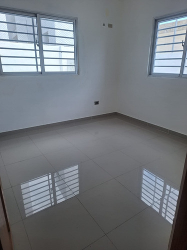 Se Alquila Amplio Apartamento Con Patio Y 2 Parqueos En Av. Jacobo Majluta