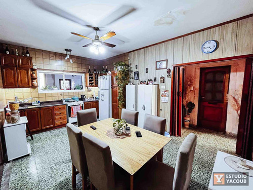 Casa En Venta - 2 Dormitorios 1 Baño - Cocheras - 420mts2 - Berisso