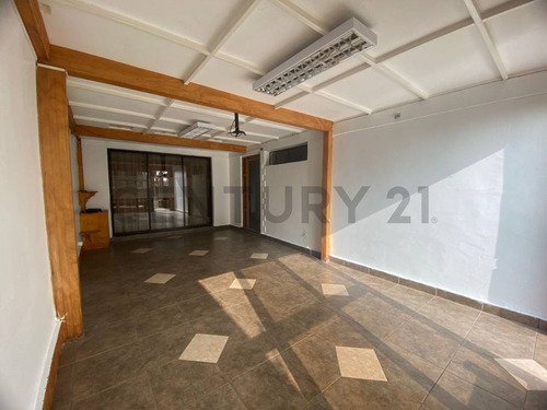 ¡amplia Casa En Arriendo 6d + 3b + Jardín + Quincho En ...