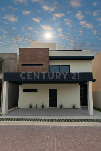 Residencia De Lujo En Vía Cumbres Con Amplios Espacios Y Exclusividad