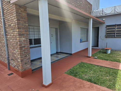 Excelente Ubicación Casa De 2 Plantas Importe Parque Jardín Al Frente Toma De Dpto Chico Como Parte De Pago