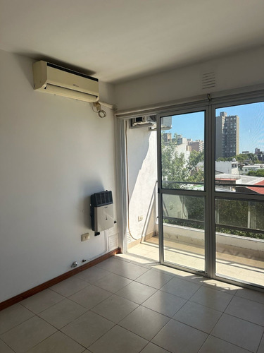 Alquiler. Departamento 1 Dormitorio. Balcón. Amplio. 1º De Mayo Y Viamonte. Bien Equipado