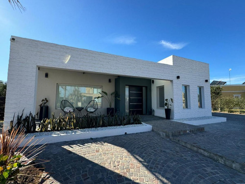 Casa En Venta - 4 Dormitorios 4 Baños - 880mts2 - San Vicente