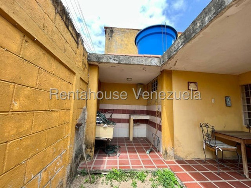 Casa En Venta Urb Padros Del Golf Ii En Cabudare, Codigo 2 5 1 9 2 5 5, Mildred, Casa En Urbanismo Privado Con Vigilancia Las 24 Horas, Compuesta Por 2 Habitaciones, 2 Banos, Areas De Sala, Cocina
