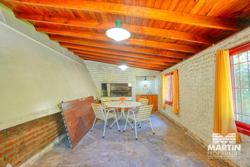 Casa 2 Ambientes, Con Pileta Y Quincho Con Parrilla.
