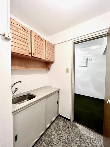 Amplia Oficina En Venta En Ciudad Vieja Montevideo