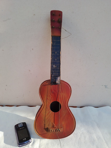 Antiguo Juguete Chapa Litografiada Guitarra Checoslovaca