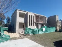 Comprar Venta-casa De 5 Amb.-piscina-galeria-parrilla-los Jazmines- Pilar Del Este