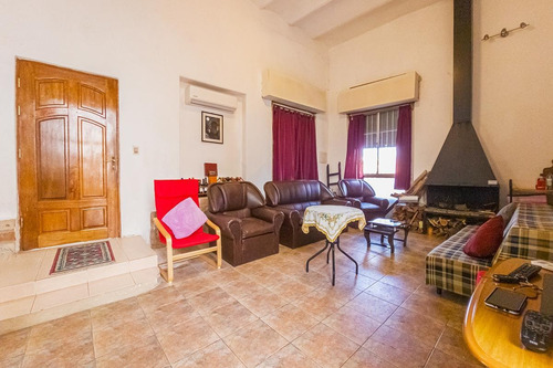 Imagen 3 de 23 de Oportunidad! Venta Casa En La Comercial - 3 Dormitorios - 2 Baños - Cómoda, Iluminada Y Segura!