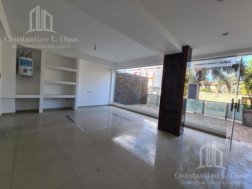 Imagen 2 de 11 de Local Con Amplio Patio Al Frente - Banfield