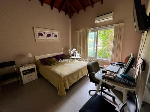 Casa En Venta Los Jazmines De 3 Dormitorios Y Dependencia. Pilar Del Este.